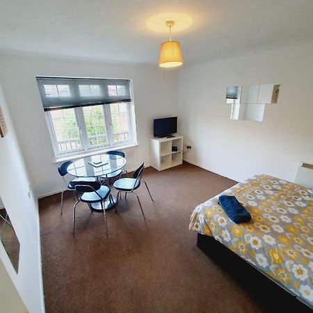 2 Bedroom Rayleigh Apartment Eksteriør bilde
